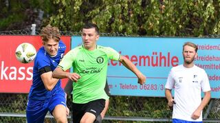 Der SV Pülfringen war nah dran, für die nächste Überraschung zu sorgen, doch am Ende setzte sich der VfB Reicholzheim (blaues Trikot) durch einen Treffer in der Nachspielzeit mit 3:2 durch.