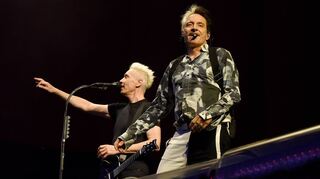 Gegensätze wie auf den jüngsten beiden Ärzte-Platten „Hell“ und „Dunkel“ ziehen sich an – oder wie die Frontleute Farin Urlaub (links) und Bela, das Yin und Yang des deutschen Punkrocks.