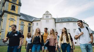 Studenten des DHBW-Campus Bad Mergentheim vor dem Schloss.
