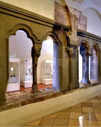Die staufischen Palasarkaden im Residenzschloss Mergentheim.