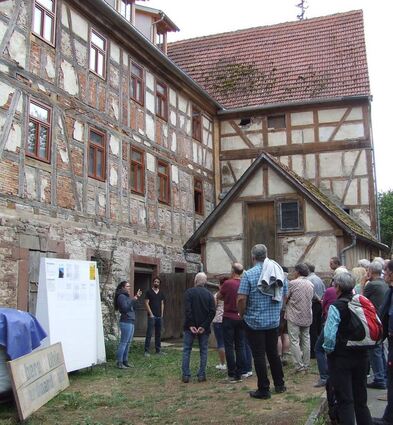 Miriam Lüer (links) gab Informationen zur „Oberen Mühle“, daneben Adrian Groß und viele Zuhörer.