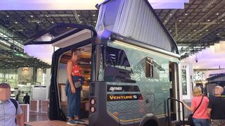 mid Düsseldorf - Das pneumatische Aufstelldach "Instant Loft" mit integriertem Treppenaufstieg und die Heckklappe mit Echtglas-Infinity-Screen machen den Venture S zu einem Reisemobil der Extraklasse.
