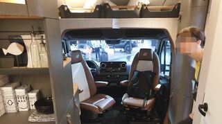 mid Düsseldorf - Teil des Wohnraums ist bei Bedarf das Fahrerhaus mit drehbaren Sitzen.