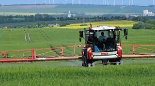 Hermann Färber, Vorsitzender des Bundestagsausschusses für Ernährung, kritisiert die Pläne der EU zur Eindämmung der Pflanzenschutzmittel als „falschen Ansatz“ für die Landwirtschaft.