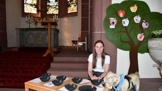 Die neue evangelische Pfarrerin, Marie-Louise Scheuble, und der vierjährige Terrier Henry fühlen sich in Lauda sehr wohl. Mit dem Kirchengemeinderat will die Pfarrerin den Neuanfang wagen.