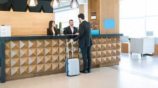 Tourismus-Beschäftigte – hier eine Hotelrezeption – waren von Lockdowns stark betroffen.