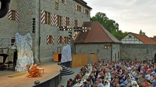 Die Zuschauerzahl geht bei den Frankenfestspielen wieder stark nach oben – laut Bürgermeister Hermann Gabel von insgesamt 13 729 in 2019 auf 16 437 in dieser Spielzeit. Die wirtschaftlichen Zahlen stehen erst im Frühjahr 2023 zur Verfügung.