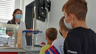 Das Essen an den Wertheimer Schulen wird teurer, auch an der Grundschule Bestenheidm (Bild). Für Schüler, die vom Familienpass profitieren, gibt es hingegen eine Entlastung.