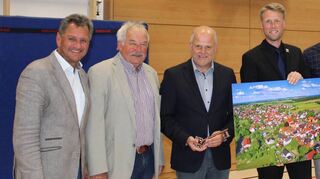 Groß war am Dienstagabend die Freude über die offizielle Einweihung der neuen Nassiger Wildbachhalle. Das Bild zeigt (von links) Bürgermeister Wolfgang Stein, den ehemaligen Ortsvorsteher Hubert Sadowski, Ortsvorsteher Volker Mohr, Oberbürgermeister Markus Herrera Torrez, den stellvertretenden Ortsvorsteher Bernhard Weber sowie die Ortschaftsräte Silke Walter, Felix Berberich und Tilman Kempf.