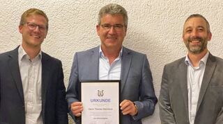 Thomas Steinbach (Mitte) wurde bei der Jahreshauptversammlung zum Ehrenvorsitzenden des Musikvereins ernannt.