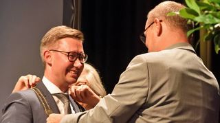 Nach dem die offizielle Vereidigungsformel gesprochen war, legte Stadtrat Manfred Beuchert dem neuen Oberbürgermeister Julian Stipp die Amtskette um.
