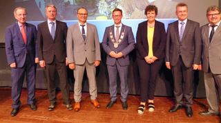 Gute Wünsche der Grußredner begleiteten die Amtseinführung von Julian Stipp. Das Bild zeigt (von links) Dekan Folkhard Krall, Bürgermeister Dr. Norbert Rippberger, Stadtrat Manfred Beuchert, OB Julian Stipp, Regierungspräsidentin Silvia M. Felder, Landrat Dr. Achim Brötel und Bürgermeister Michael Keilbach.
