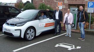Gestartet wurde am Mittwoch das E-Carsharing-Projekt in Külsheim. Darüber freuten sich (von links) Thomas  im Auto, Ralf Braun vom Stadtwerks Tauberfranken, Nicole Berberich von der Külsheimer Stadtverwaltung und Carsten  (Stadtwerk Tauberfranken).