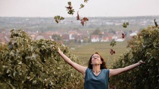Expertin Christine Freund genießt den Herbst in den Weinbergen.