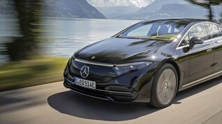 Viele kleine Sterne um den großen in der Mitte: E-Autos brauchen keinen Kühlergrill und auch die Haube muss sich – wie beim Mercedes EQS – nicht unbedingt öffnen lassen.