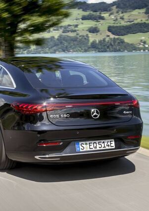 Das abgerundete Heck ziert ein kleiner Spoiler.