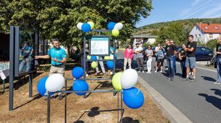 Interessierte an der Prototyp-Station des geplanten „MINT“-Radwegs in Igersheim, vor dem Stammsitz der Wittenstein SE.