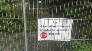 Fußgängerbrücke zum Alten Berg abgebaut, Übergang geschlossen: Die Stadt will das Bauwerk neu errichten.