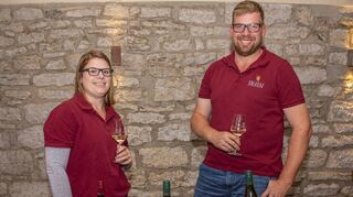 Mit Bacchus, Kerner und Acolon der Jahrgänge 2021 und 2018 erfolgreich bei der Berliner Wein Trophy: Madlen und Jonas Braun aus Markelsheim.