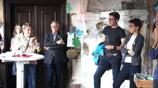 Ausstellungseröffnung im Buchlerhaus: Das Bild zeigt Heike Übel (Dritte von links) während ihrer Laudatio und Lothar Lempp (rechts), einer der ausstellenden Künstler. Er bereicherte die Veranstaltung mit einer Musikeinlage.