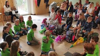 Die Schülerinnen und Schüler der zweiten bis vierten Klasse der Grundschule in Uissigheim begeisterten zur Einschulung mit ihrem Programm, das die Abc-Schützen aufmerksam verfolgten.