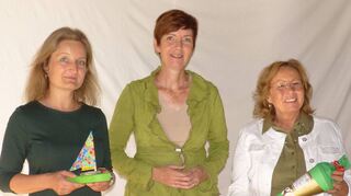 Angelika Dobslaw (links) ist die Nachfolgerin von Evamaria Hennig im Amt der ständigen Stellvertreterin von Schulleiter Jürgen Nied. Das Bild zeigt beide mit Barbara Remmlinger (Mitte).