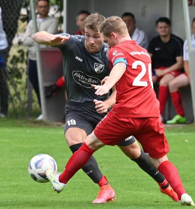 Hängen geblieben ist der VfB Altheim (mit der Nummer 19 Elias Weber, hier im Zweikampf mit Christian Müller) an der SpG Götzingen/Eberstadt. Nun tritt man beim SV Osterburken zum „Spitzenspiel“ an und ist dabei Außenseiter.