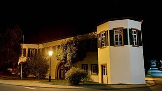 Aus Kostengründen wird auch das Rathaus in Eubigheim nachts nicht mehr angestrahlt. Die Straßenlaternen übernehmen nun die Beleuchtung.
