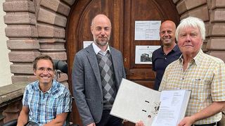 Hardheims Bürgermeister Stefan Grimm (Zweiter von links) hat die Unterlagen zum Bürgerbegehren von Gero Weimann, Jürgen Neuberger und Rainer Weimann (v. l.) entgegengenommen. Darin fordern die Unterzeichner, dass der Bürgermeister-Schmider-Platz frei von Parkplätzen bleibt.
