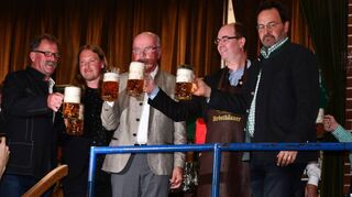 Die Königshöfer Messe ist mit dem Bieranstich durch Bürgermeister Dr. Lukas Braun (Vierter von links) und Festwirt Hans Peter Küffner (links) am Freitag offiziell eröffnet worden. Den beiden assistierten Marktmeister Jan Raddatz sowie Klaus Wunderlich von der Herbsthäuser Brauerei und Christoph Ebers von der Distelhäuser Brauerei.