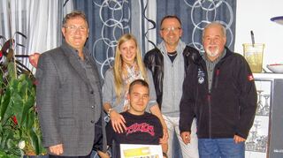 <p>Der SV Schlierstadt organisierte zusammen mit anderen Musikern ein Benefizkonzert für den 19-jährigen Johannes Galm, der nach einem tragischen Unfall gelähmt ist. Das Bild zeigt Johannes Galm zusammen mit seiner Freundin Natalie Strotmann, Peter Süssenbach (links), Rüdiger Eberle und Eckhard Link (von rechts).</p>