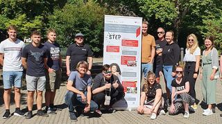 Finnische und deutsche Studierende des „Step“-Programms mit Professor Siegismund von der DHB (vorne links, kniend).