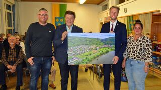 Wertheims Oberbürgermeister Markus Herrera Torrez würdigte die Eingemeindung Grünenwörts nach Wertheim vor 50 Jahren und überreichte ein Luftbild. Das Bild zeigt (von links) Ortschaftsrat Thorsten Klein, Ortsvorsteher Ludwig Oberdorf, OB Herrera Torrez und Ortschaftsrätin Carmen Schmitt.