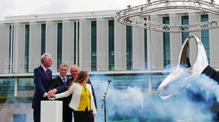 Prof. Dr. Michael Junker, Dr. Bertram Hoffmann, Prof. Dr. Khaled Karrai und Dr. Anna-Katharina Wittenstein (von links) setzen mit der Enthüllung der Logo-Skulptur vor der Wittenstein Innovationsfabrik ein starkes Zeichen für die Zukunft des Unternehmens.