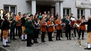 Ein Platzkonzert mit der Trachtenkapelle Königshofen und dem Musikverein Oberlauda/Messelhausen läutete – wie vor der Pandemie – das Verlesen der Markturkunde durch Bürgermeister Dr. Lukas Braun und den anschließenden traditionellen „Zug der Freiheit“ ein.