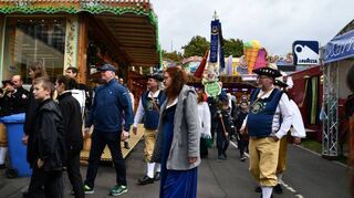 Vom Rathausplatz führte der Zug der Freiheit über das Festgelände zur Tauber-Franken-Halle. Mit dabei war auch die historische Gruppe der Schützengilde Königshofen.