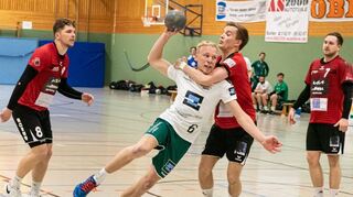 Buchens Raphael Weber (weißes Trikot) war in dieser Szene nur schwer zu halten. Dennoch entführten am Ende die Gäste die Punkte.