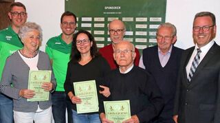 Ehrungen beim TSV Rosenberg: Das Bild zeigt die geehrten Mitglieder zusammen mit den beiden TSV Vorsitzenden Christof Geiger und Yannik Wachter sowie Bürgermeister Ralph Matousek.