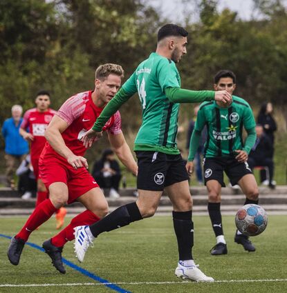 Bürstadts Yunus Güder (re.), hier von Auerbachs Benjamin Henke verfolgt, gelang das 1:0 für seine Farben. Am Ende reichte der Treffer aber nicht zum Sieg für die Eintracht.