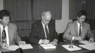 Wilhelm Schwender, Josef Frank und Matthias Baumann (von links) , vor 25 Jahren Bürgermeister von Mudau, Buchen und Limbach, unterschreiben im Bürgersaal des Alten Rathauses in Buchen den Gründungsvertrag für den IGO-ZweckverbandEine Erfolgsgeschichte beginnt.