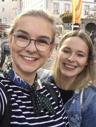 Alumni des Mergentheimer Campus bei der DAK Gesundheit: Imogen Blicker und Nina Göllner.
