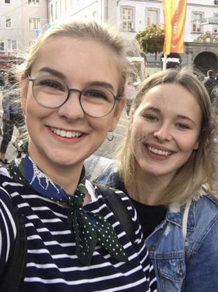 Alumni des Mergentheimer Campus bei der DAK Gesundheit: Imogen Blicker und Nina Göllner.