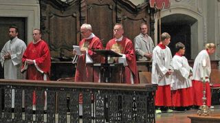 Der Jugendgottesdienst wurde (von links) von Pfarrer Alexander Eckert aus Esselbach vom pastoralen Raum Marktheidenfeld des Bistums Würzburg, Pater Irenäus Wojtko OFMConv, Diakon Tobias Eckert und Gemeindereferent Adrian Ambiel zelebriert.