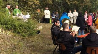 Gegen Ende des Augustinuswegtages fand am Altar auf dem „Grünen Weg“ zwischen Deubach und Oberbalbach ein ökumenischer Gottesdienst statt.