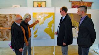 Bürgermeister Dr. Lukas Braun (Zweiter von rechts) mit den Kunstkreisvorstandsmitgliedern (von rechts) Anatolij Schelhorn, Rudi Neugebauer und Karl von Baumbach bei der Vernissage zur Gemeinschaftsausstellung.