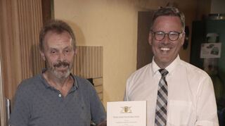 Klaus Zimmermann (links) und Bürgermeister Ralph Matousek bei der Übergabe der Urkunde und Landesehrennadel.