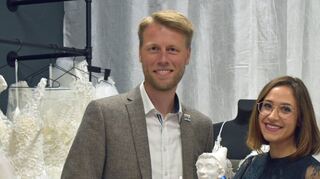 OB Markus Herrera Torrez mit Elena Jetzlaff im neuen Brautmodegeschäft in der Eichelgasse.