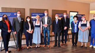 Bei der Ausstellungseröffnung „150 Jahre Schwesternschaft München“ waren anwesend (von links): Krankenhausdirektorin Cornelia Krause, Erster Landesbeamter Florian Busch, Pflegebereichsleitung Liliana Monteiro Heinrich, Generaloberin Edith Dürr, Oberbürgermeister Marcus Herrera Torrez, Vorsitzender des Fördervereins Werner Thomann, SchulleiterStefan Holbert, Stellvertretende Schulleiterin Nataliya Monina, Geschäftsführerin Alexandra Zottmann, Anästhesist Dr. Stefan Dinkel