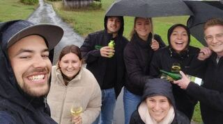 Ein fröhliches Septett war bei der Weinwanderung unterwegs. Trotz des Regens genoss die Gruppe Natur und Wein.