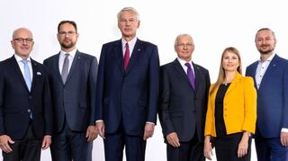 Die Igersheimer Firma Wittenstein hat „einen weiteren Schritt im Generationenübergang auf der Eigentümerseite vollzogen“: Mit Ablauf der regulären Amtsperiode des Aufsichtsrats des Unternehmens ist der bisherige Aufsichtsratsvorsitzende Dr. Manfred Wittenstein aus dem Gremium ausgeschieden. Dr. Anna-Katharina Wittenstein wechselt nach gut sieben Jahren im Vorstand in den Aufsichtsrat des Unternehmens. Der Aufsichtsrat (von links): Prof. Dr. Ronald Gleich, Jürgen Guckenberger, Prof. Dr. Michael Junker, Dr. Stefan Reineck, Dr. Anna-Katharina Wittenstein, Niko Neckermann.